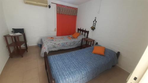 En eller flere senge i et værelse på BARRIO alto verde a 10 minutos del aeropuerto 2 dormitorios a cuadras del Orfeo, 5 minutos del kempes
