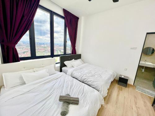 due letti in una stanza con finestra di Cozy 1-7 pax Sunway Pyramid 2Room Wifi TV Balcony a Petaling Jaya