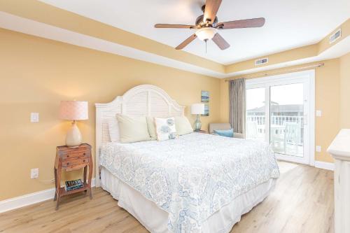 1 dormitorio con 1 cama y ventilador de techo en Gull Reef 635 en Tybee Island