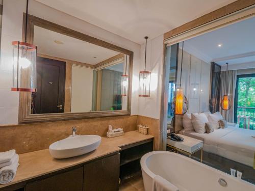 Kamar mandi di Jambuluwuk Oceano Seminyak Hotel