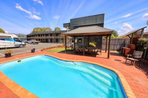 a large swimming pool in front of a building at City Reach Motel in Wangaratta