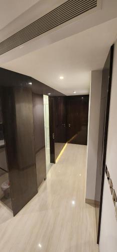 un pasillo con puertas de madera y una habitación con suelo de madera. en studio apartment with balcony en Seef