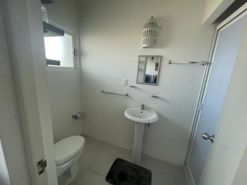 uma casa de banho branca com um WC e um lavatório em Loft 208 em Acapulco
