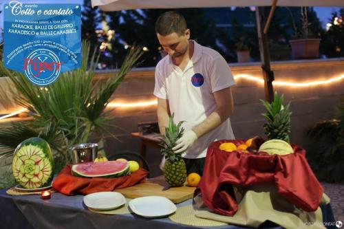 Makanan di atau berdekatan hotel
