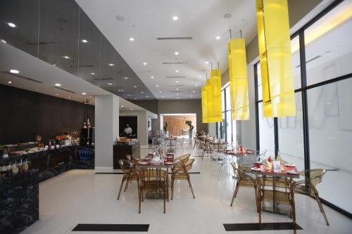restauracja ze stołami i krzesłami oraz bar w obiekcie Keys Select by Lemon Tree Hotels, Whitefield, Bengaluru w mieście Bengaluru