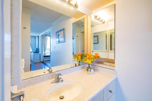Fabulous Mountain View Condo with Free Parking!_3