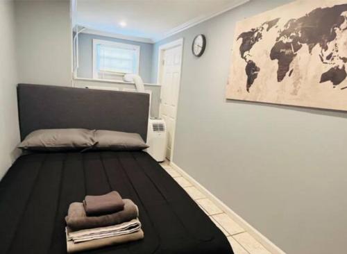 1 dormitorio con 1 cama con mapa en la pared en Cozy Apartments close to New York City, en North Bergen