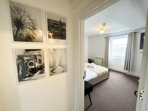 Kent的住宿－Lovely 1 Bedroom Flat In Gravesend，一间设有床铺的客房,墙上挂有图片