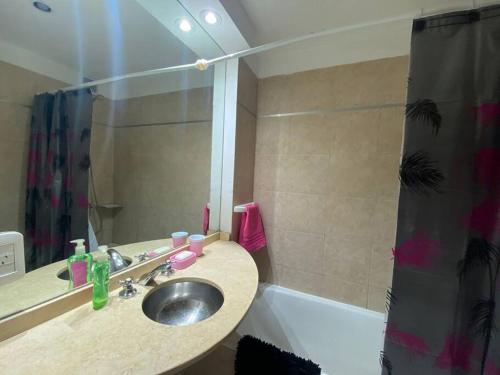 ein Badezimmer mit Waschbecken, Spiegel und Badewanne in der Unterkunft Departamento en Caballito in Buenos Aires