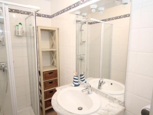 une salle de bain avec un lavabo et une douche dans l'établissement Appartement climatisé à Collioure : Terrasse, Wi-Fi, Piscine chauffée, Parking privé. - FR-1-309-143, à Collioure