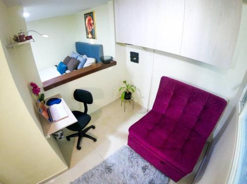 sala de estar con silla morada y cama en Apartamento en Suba, Bogotá, en Bogotá