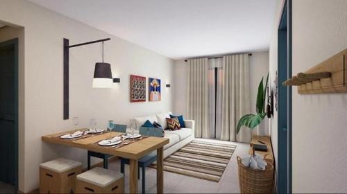 ein Wohnzimmer mit einem Tisch und einem Sofa in der Unterkunft Suites Quinta Santa Barbara in Pirenópolis