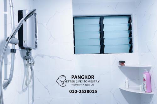 ein Bad mit einer Dusche und einem Fenster in der Unterkunft Pangkor Pasir Bogak Apartment 2Rooms 2Bathrooms near beach 6pax FREE WIFI in Pulau Pangkor
