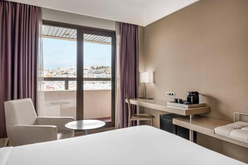 um quarto de hotel com uma cama e uma janela em AC Hotel Iberia Las Palmas by Marriott em Las Palmas de Gran Canaria