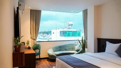 ホーチミン・シティにあるBros Hotelのベッドと椅子と窓のある寝室