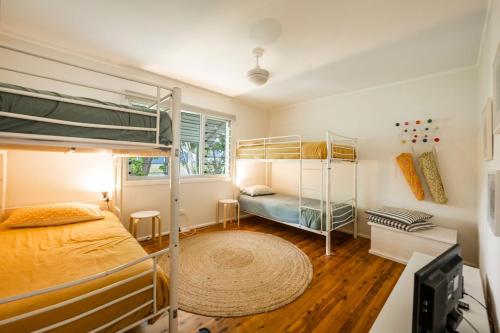 1 Schlafzimmer mit 2 Etagenbetten und einem TV in der Unterkunft Sea Dip at Iluka in Iluka