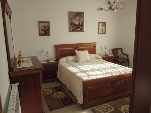 1 dormitorio con cama, mesa y escritorio en House - 5 Bedrooms - 00174, en Cacabelos