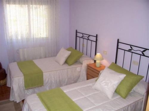 ブエウにあるApartment - 3 Bedrooms with WiFi - 00370のベッドルーム1室(ベッド2台、緑と白のシーツ付)