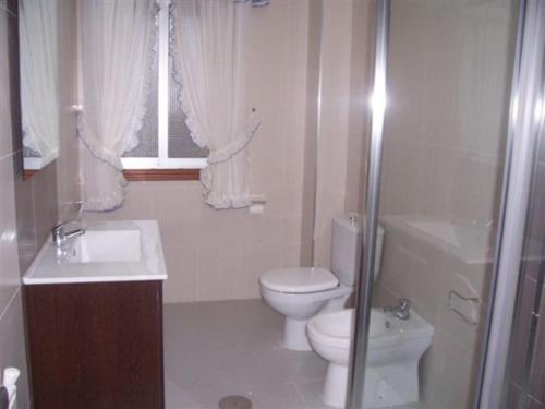 ブエウにあるApartment - 3 Bedrooms with WiFi - 00370のバスルーム(トイレ、洗面台、シャワー付)