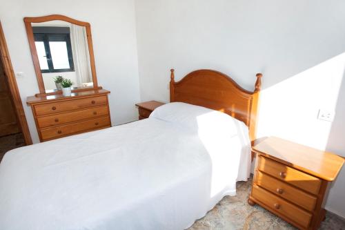 En eller flere senger på et rom på Apartment - 3 Bedrooms with Sea views - 04065