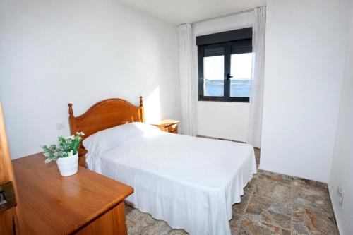ポンテベドラにあるApartment - 3 Bedrooms with Sea views - 04065のベッドルーム(白いベッド1台、窓付)