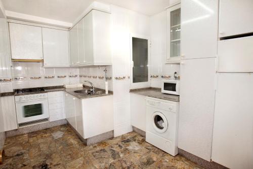 ポンテベドラにあるApartment - 3 Bedrooms with Sea views - 04065のキッチン(白いキャビネット、洗濯機、乾燥機付)