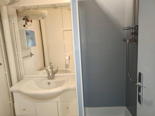 Kúpeľňa v ubytovaní Charmant Mini Studio avec Loggia, Proche Parc Charles de Gaulle à Balaruc-les-Bains - FR-1-571-54