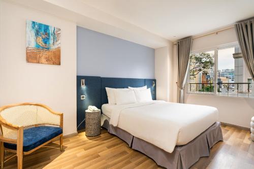 Una cama o camas en una habitación de Jovia Hotel