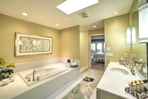 uma grande casa de banho com banheira e lavatório em Luxe Waterfront Haven Private Beach, Hot Tub em Benton Harbor