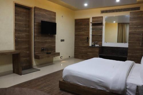 une chambre avec un lit, une baignoire et une télévision dans l'établissement Hotel New York Plaza Una, à Una