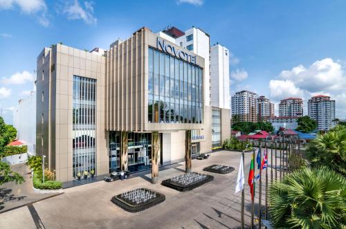 eine Darstellung des mgm Hotels in der Unterkunft Novotel Yangon Max in Yangon