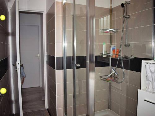 een douche met een glazen deur in de badkamer bij Maison Perros-Guirec, 4 pièces, 7 personnes - FR-1-368-57 in Perros-Guirec