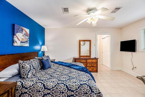 a bedroom with a bed and a ceiling fan at Dolphin Lodge in Galveston