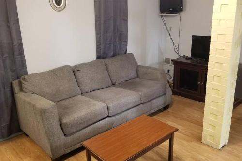 Posezení v ubytování Hotel 5 Beds & 3 Baths Sleeps 11 Hotel Room Suite 102 Booking