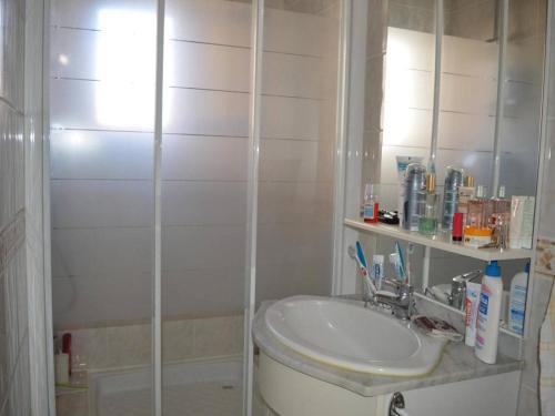 une salle de bain avec une douche, des toilettes et un lavabo dans l'établissement Appartement climatisé avec terrasse dans quartier animé, parking privé - FR-1-225D-573, à Saint Cyprien Plage