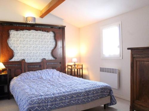 une chambre avec un lit avec une couette bleue et une fenêtre dans l'établissement Maison avec jardinet proche port, 4 couchages, La Cotinière - FR-1-246A-354, à La Cotinière