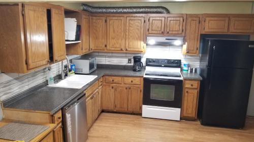 Kuchyň nebo kuchyňský kout v ubytování Hotel 5 Beds & 3 Baths Sleeps 11 Hotel Room Suite 102 Booking