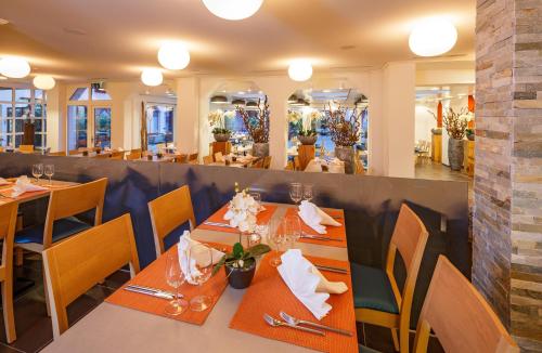 a dining room with tables and chairs in a restaurant at Hotel Olten Swiss Quality in Olten