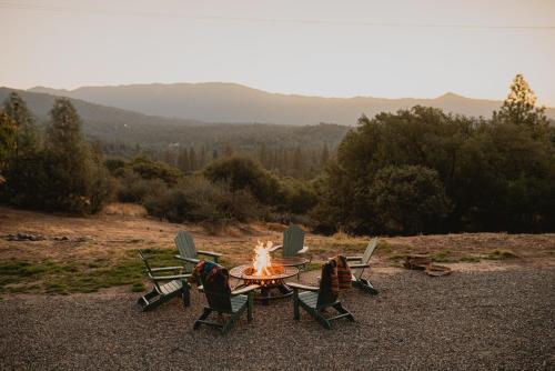 una mesa y sillas con chimenea en un campo en Yosemite Charm by Casa Oso with spa and breathtaking views en Mariposa