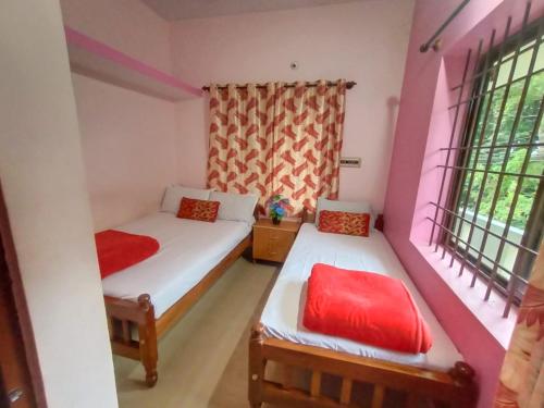 1 dormitorio pequeño con 2 camas y 2 ventanas en Nakshatra Homestay, en Madikeri