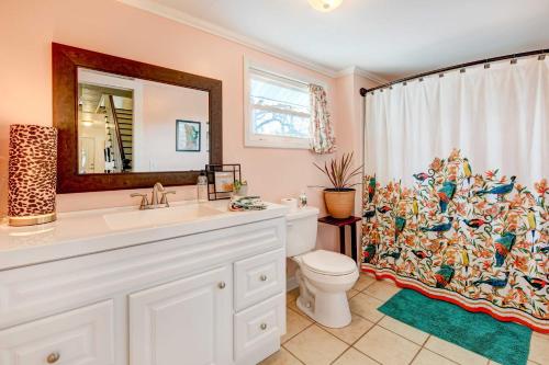 ein Badezimmer mit einem Waschbecken, einem WC und einem Duschvorhang in der Unterkunft Charming Southern Sage Farmhouse in Denton! in Denton