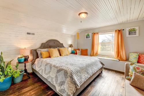 ein Schlafzimmer mit einem großen Bett und einem Fenster in der Unterkunft Charming Southern Sage Farmhouse in Denton! in Denton