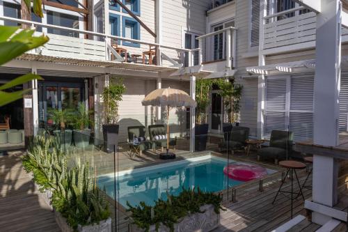 克尼斯納的住宿－閣樓精品酒店，一个带游泳池和房子的庭院