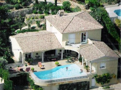 une vue aérienne d'une maison avec piscine dans l'établissement Villa 6 chambres avec piscine chauffée - FR-1-100-252, à Cavalaire-sur-Mer