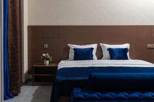 Tempat tidur dalam kamar di ABIS Palace Hotel