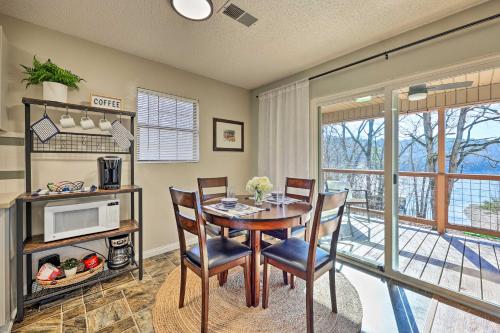 Dapur atau dapur kecil di Cozy Beaver Lake Cabin with Waterfront View and Kayaks