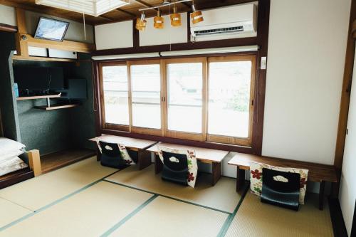 Zimmer mit Stühlen, einem Tisch und einem Fenster in der Unterkunft Worcation base Kaminyu Yamane House - Vacation STAY 03960v in Nagahama