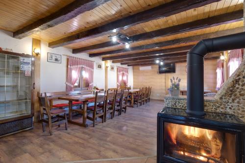 ein Esszimmer mit einem Kamin sowie einem Tisch und Stühlen in der Unterkunft Rustic Cottage With Heated Pool - Happy Rentals in Velika Buna