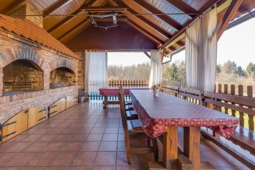 Fotografia z galérie ubytovania Rustic Cottage With Heated Pool - Happy Rentals v destinácii Velika Buna