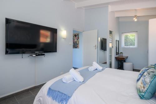Krevet ili kreveti u jedinici u objektu San Lameer Villa 3110 - 4 Bedroom Classic - 8 pax - San Lameer Rental Agency